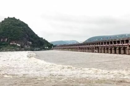 ఉద్ధృతంగా ఉద్ధృతంగా, గోదావరి గోదావరి - ప్రమాద ప్రమాద హెచ్చరికలు జారీ ..! అత్యవస సాయం కోసం ఈ నెంబర్లను సంప్రదించండి