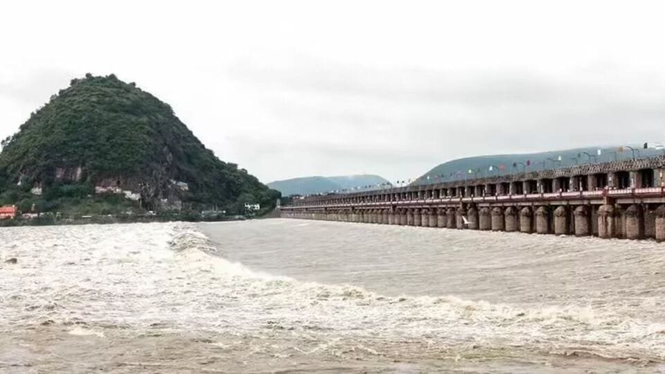ఉద్ధృతంగా ఉద్ధృతంగా, గోదావరి గోదావరి - ప్రమాద ప్రమాద హెచ్చరికలు జారీ ..! అత్యవస సాయం కోసం ఈ నెంబర్లను సంప్రదించండి