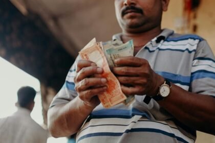 కేంద్ర ప్రభుత్వ ఉద్యోగులకు తీపి కబురు కబురు కబురు: కరవు కరవు భత్యం (డా) 3% పెంపునకు కేబినెట్ కేబినెట్ కేబినెట్