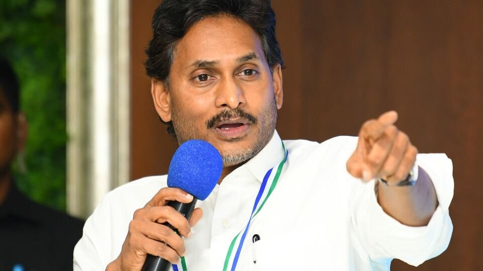'చంద్రబాబు చంద్రబాబు .. ప్రభుత్వ ప్రభుత్వ ఉద్యోగులకు మీరిచ్చిన హామీలేమయ్యాయి హామీలేమయ్యాయి ..?'
