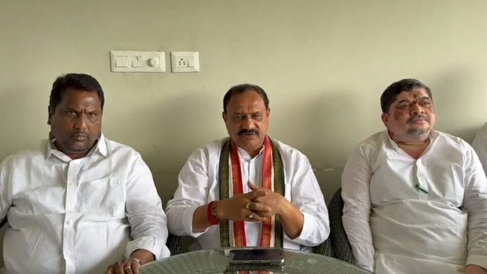 నేను నేను అలా .. ఐయామ్ ఐయామ్ సారీ .. మహేశ్ గౌడ్ ఇంట్లో ముగిసిన ముగిసిన పొన్నం, అడ్లూరి మధ్య మధ్య!
