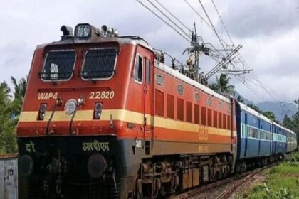 పండుగల కోసం ప్రత్యేక రైళ్లు .. ఈ ఈ మీరు వెళ్తున్నారో వెళ్తున్నారో లెదో!