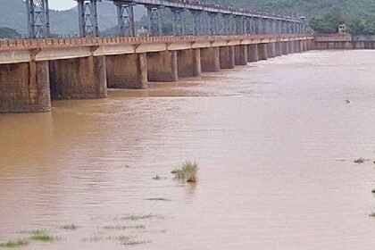 భారీ భారీ, వర్షాలు, వరదలతో ఉత్తరాంధ్ర అతలాకుతలం - నలుగురు నలుగురు మృతి, అందుబాటులోకి టోల్ ఫ్రీ ఫ్రీ ఫ్రీ