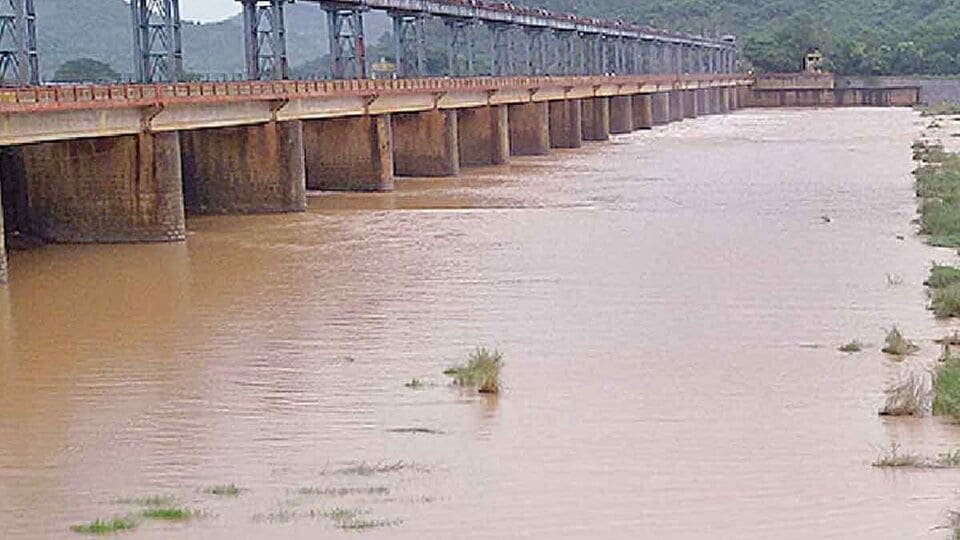 భారీ భారీ, వర్షాలు, వరదలతో ఉత్తరాంధ్ర అతలాకుతలం - నలుగురు నలుగురు మృతి, అందుబాటులోకి టోల్ ఫ్రీ ఫ్రీ ఫ్రీ