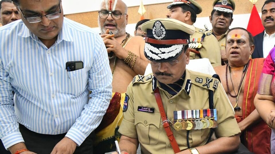 'మాదంతా ఖాకీ బుక్ బుక్ ... చట్టాల చట్టాల ప్రకారం' - కొత్త డీజీపీ శివధర్ శివధర్ రెడ్డి