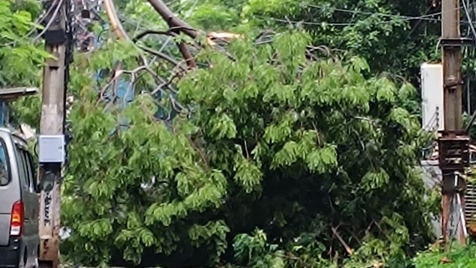 విశాఖలో ఈదురుగాలుల బీభత్సం - ఉత్తరాంధ్ర ఉత్తరాంధ్ర జిల్లాలకు రెడ్ అలర్ట్, తీరం తీరం వెంబడి ...!